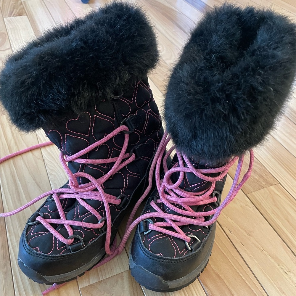 Bearpaw Black with Pink Heart Stitching snow-boots